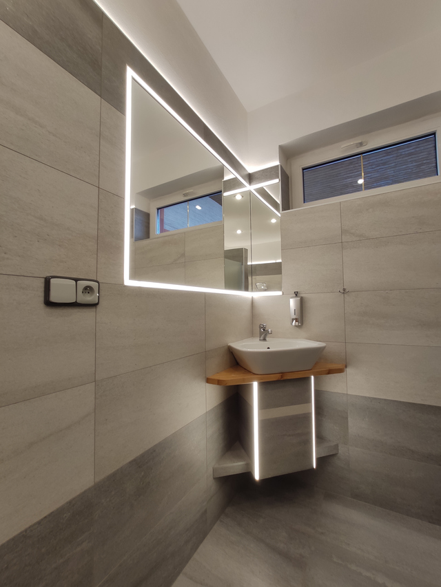 Podsvícené zrcadlo a vrtání do obkladů